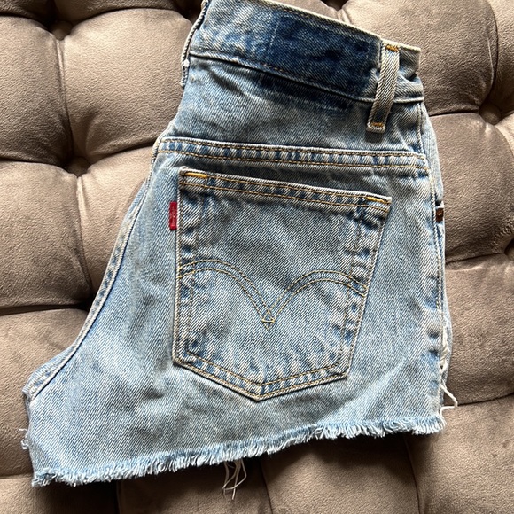 Levis destroyed shorts - Picture 3 of 3